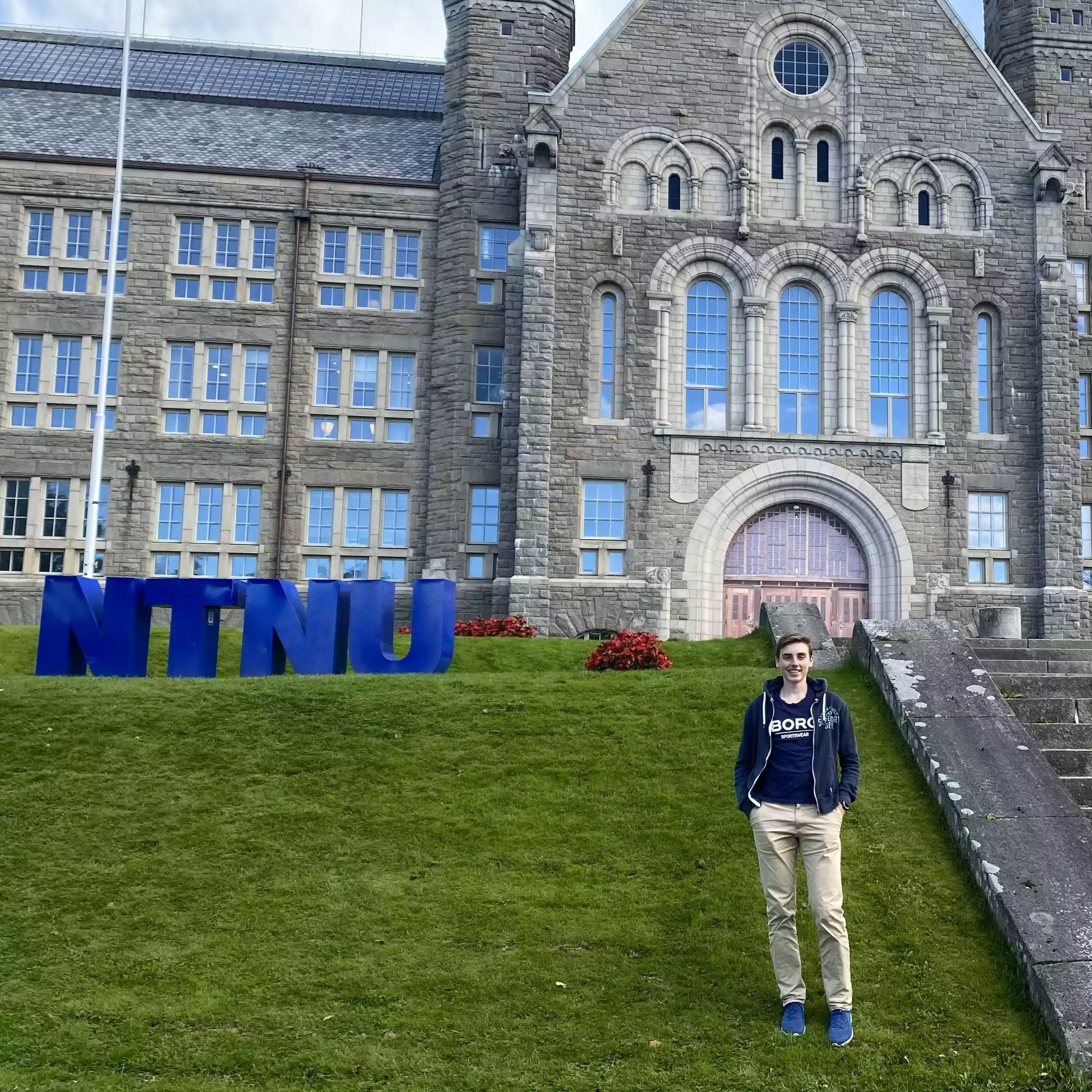 Me in front of Hovedbygget NTNU